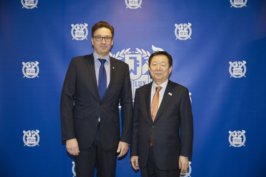 서울대 성낙인 총장(오른쪽)이 22일 주코 니니마키(Jouko Niinimaki) 핀란드 오울루대학교(University of Oulu) 총장을 접견하고 기념촬영을 하고 있다. 서울대 제공